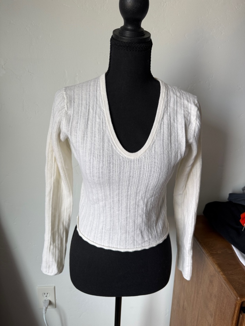 New Vince White V-Neck Ribbed Long Sleeve Sweater